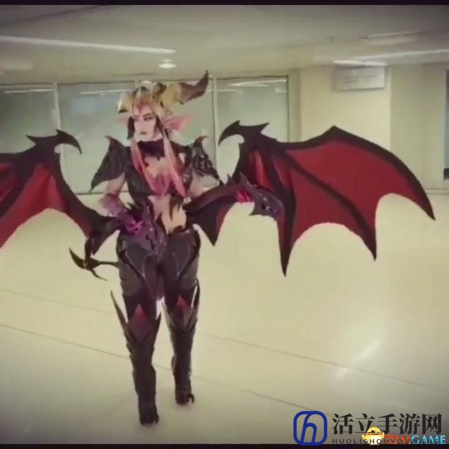 《英雄联盟》婕拉驯龙女巫Cos土豪版 翅膀还能动