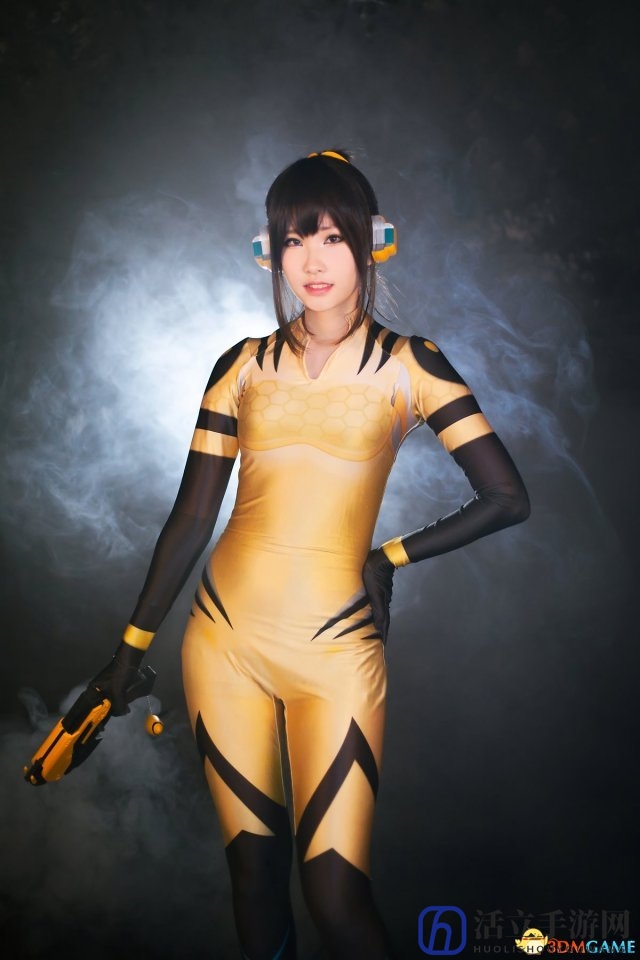 韩美女COS《守望先锋》大蜜蜂D.Va 身材很健美