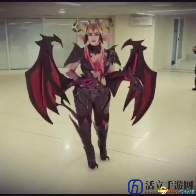 《英雄联盟》婕拉驯龙女巫Cos土豪版 翅膀还能动