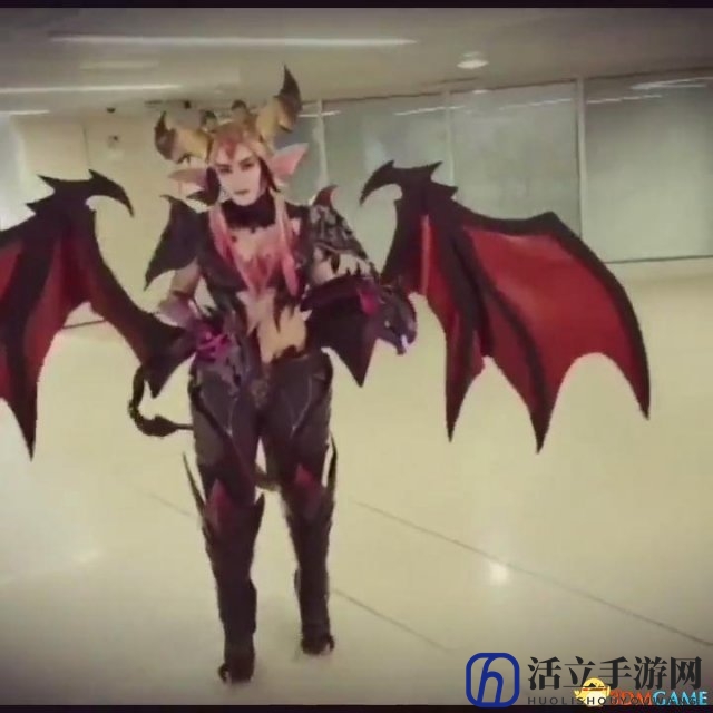 《英雄联盟》婕拉驯龙女巫Cos土豪版 翅膀还能动