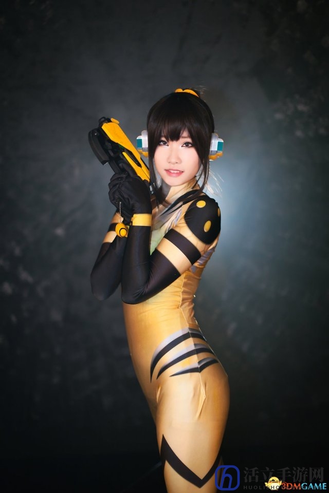 韩美女COS《守望先锋》大蜜蜂D.Va 身材很健美