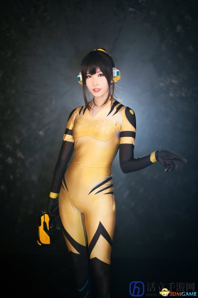 韩美女COS《守望先锋》大蜜蜂D.Va 身材很健美