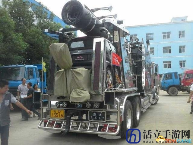土豪500万提擎天柱房车 车身上还驮了一台Smart