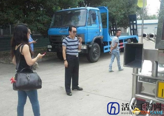 土豪500万提擎天柱房车 车身上还驮了一台Smart