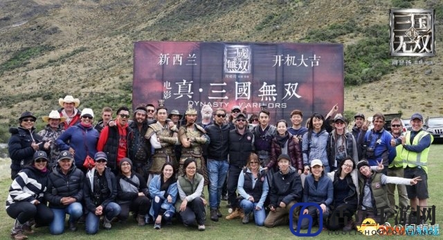 《真三国无双》电影杀青照放出 刘关张开香槟庆贺