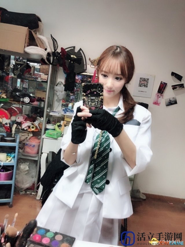 女主播晒《绝地求生》学生装Cos 众粉丝狂舔屏