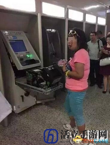 长春女子徒手拆ATM提款机：银行都惊呆了